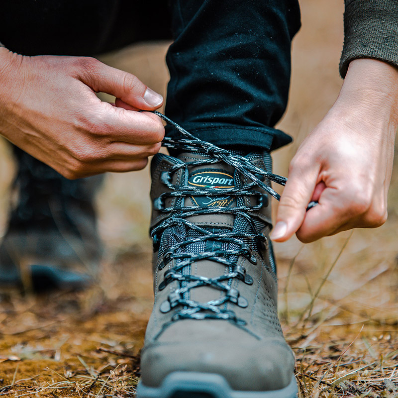 Hoe maak ik de buitenkant van mijn wandelschoenen schoon?
