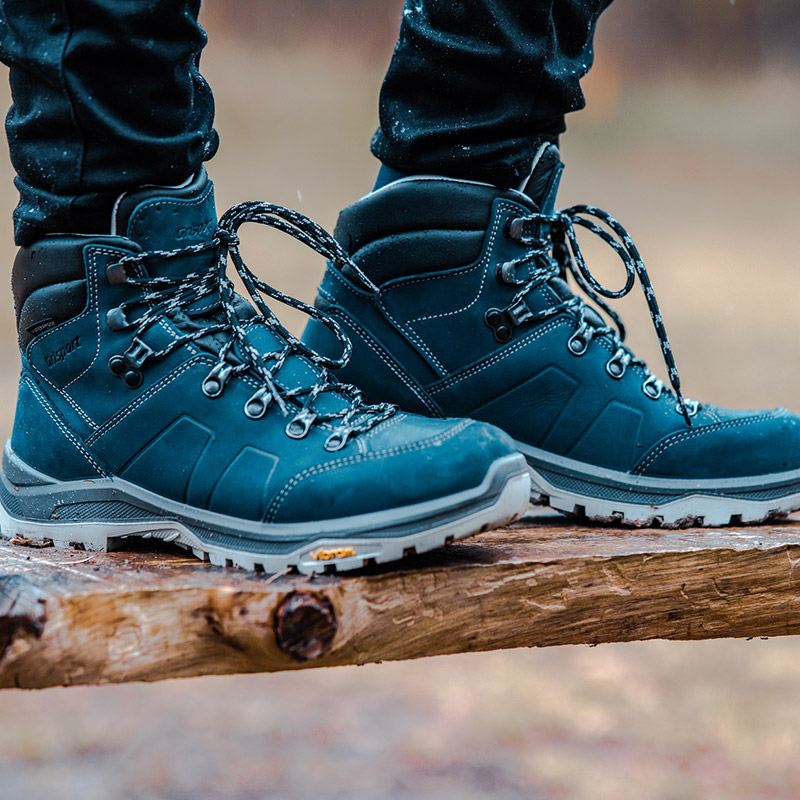 Hoe maak ik de binnenkant van mijn wandelschoenen schoon?